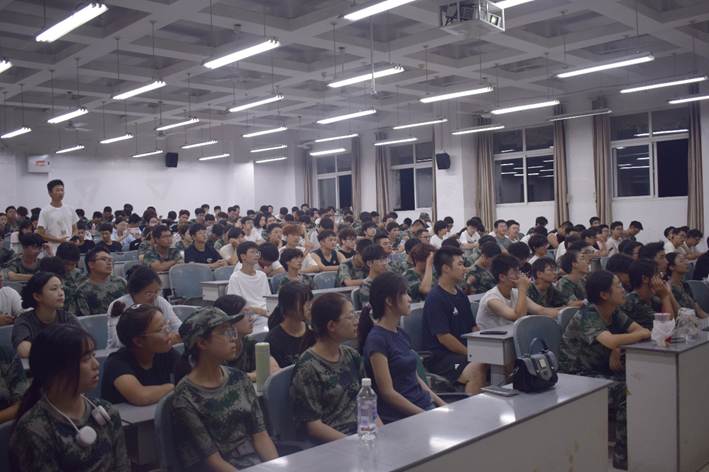 礼堂里有许多人AI 生成的内容可能不正确。