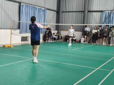 穿蓝色衣服的人在球场上打球  AI 生成的内容可能不正确。