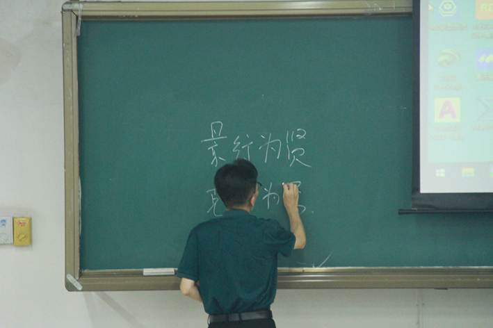 小孩站在黑板前AI 生成的内容可能不正确。