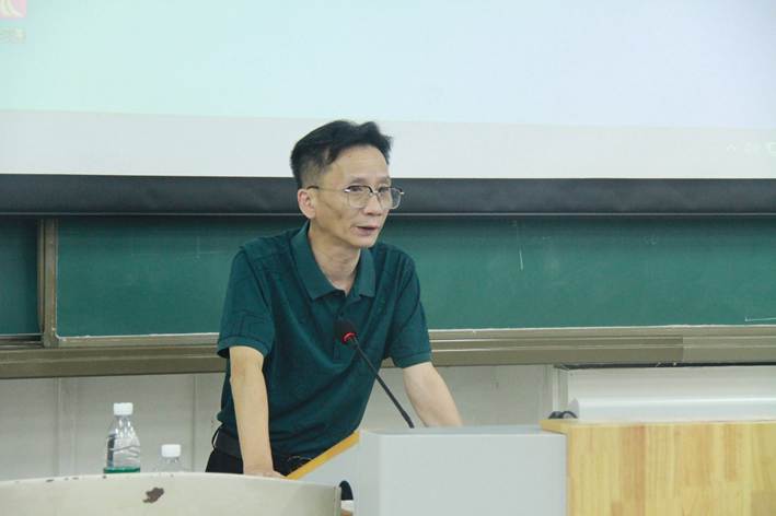 人站在厨房里AI 生成的内容可能不正确。