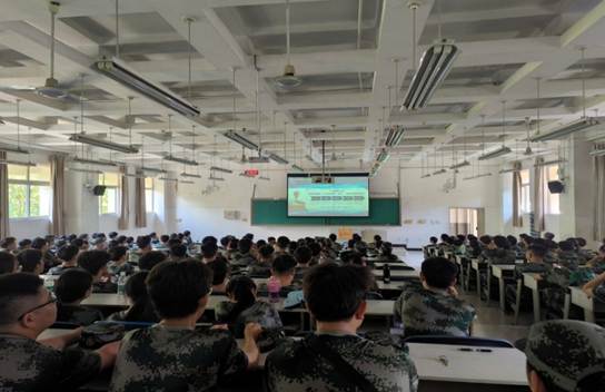 许多人在餐厅里AI 生成的内容可能不正确。