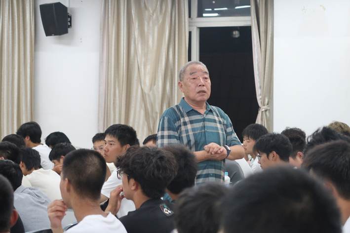 人们在看台上AI 生成的内容可能不正确。