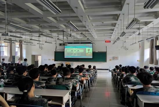 许多人在餐厅里AI 生成的内容可能不正确。