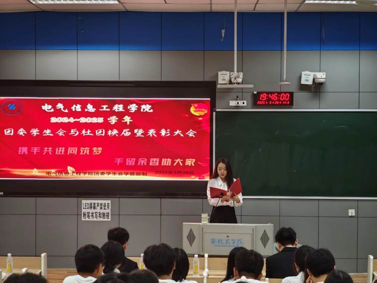 一群人站在屏幕前AI 生成的内容可能不正确。