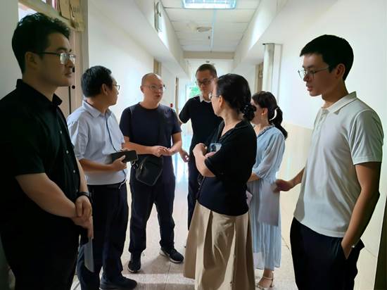 一群人站在室内AI 生成的内容可能不正确。