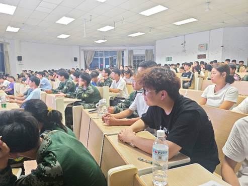 许多人在餐厅里AI 生成的内容可能不正确。