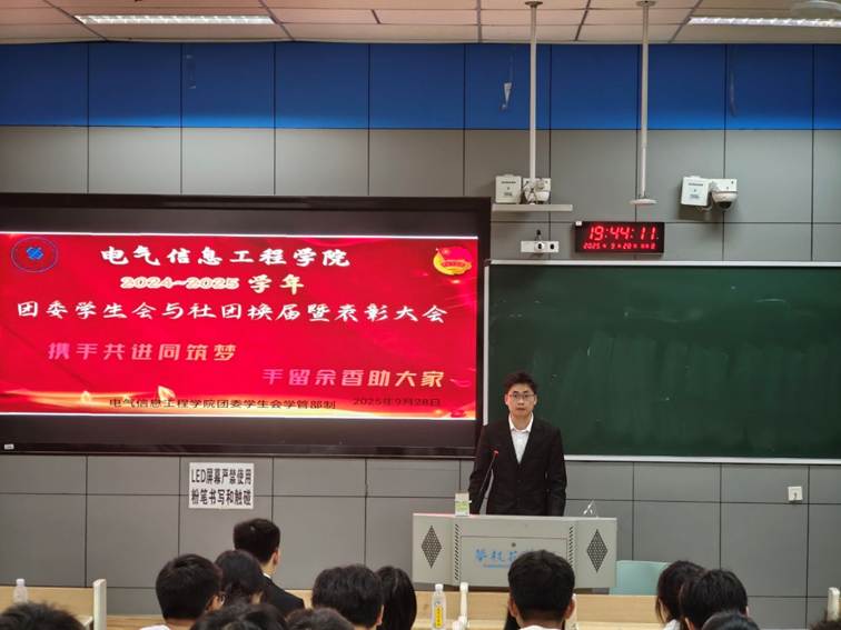 人们在看台上的人在房间里AI 生成的内容可能不正确。